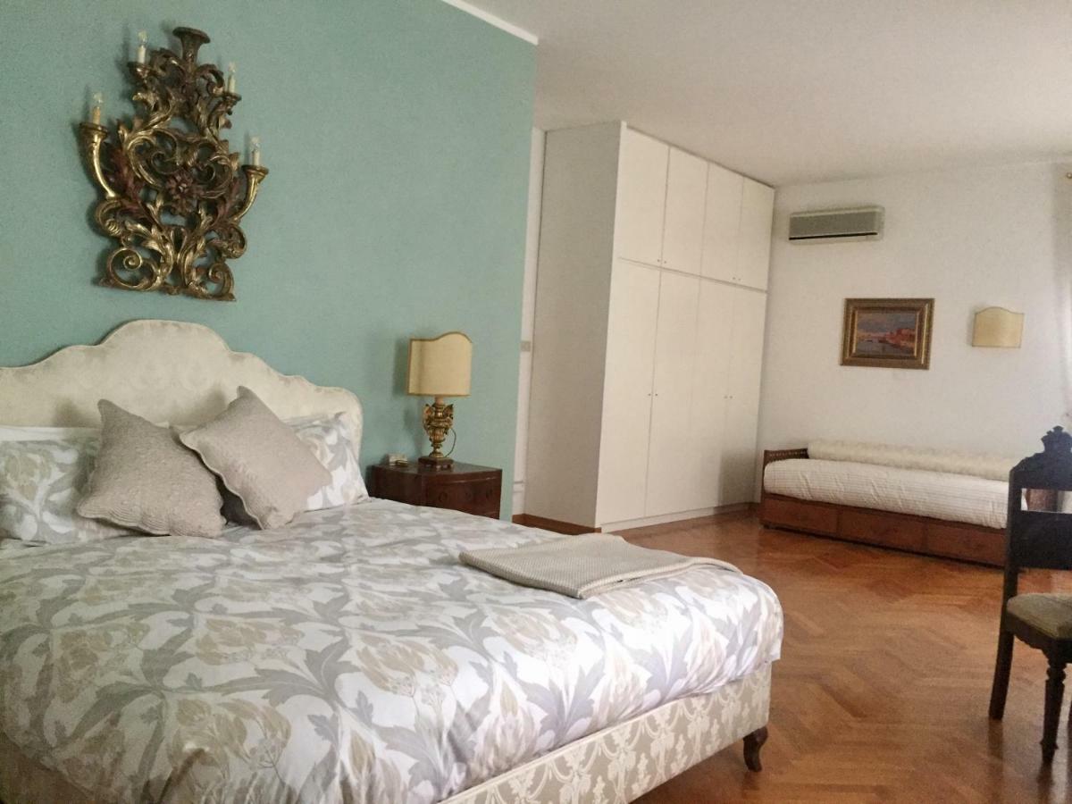 Casa Lunia Guesthouse เมสเตร ภายนอก รูปภาพ