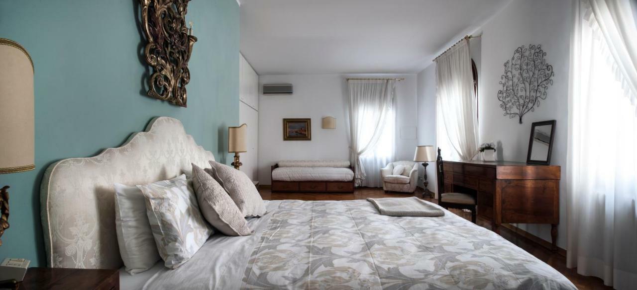 Casa Lunia Guesthouse เมสเตร ภายนอก รูปภาพ